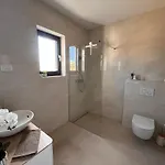 Luxury - Pool & Roof-top Sun Terrace With Sea View - New!! 만드레